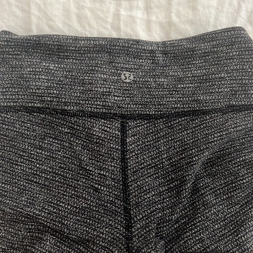 Lululemon low rise leggings with textured pattern